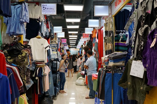 Tại khu mua sắm Taka Plaza, đa phần hàng hóa được bán với giá không cao, không nói thách