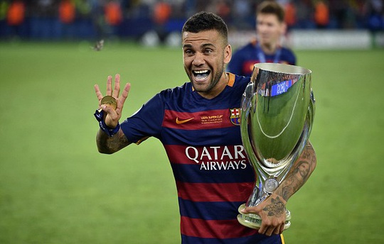 Alves tiết lộ lý do rời Barcelona