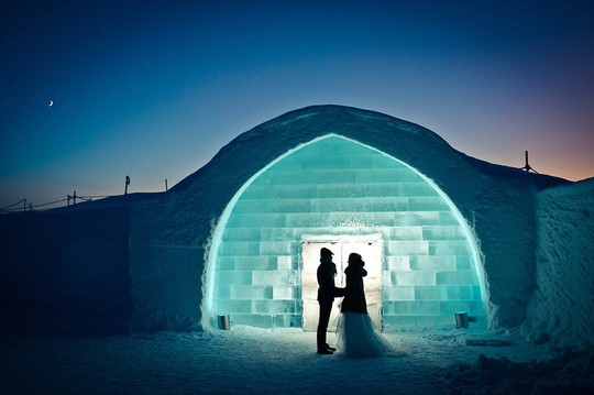 
Tổ chức lễ cưới trong một lều tuyết ở Iceland chắc chắn sẽ là một kỷ niệm khó phai. Ảnh: Daily Mail
