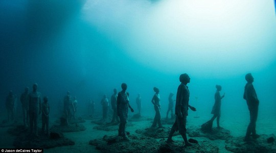 
Nghệ nhân người Anh Jason deCaires Taylor khẳng định tác phẩm của anh là món quà cho những ai còn niềm tin và hy vọng ở đáy đại dương
