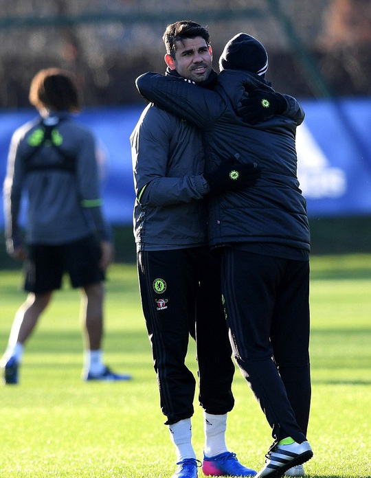 
Costa và trợ lý HLV Costantino Coratti chia sẻ một cái ôm
