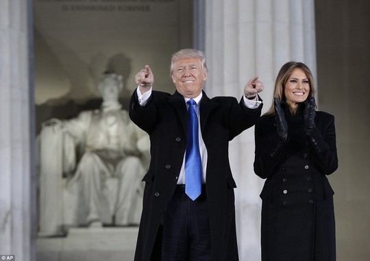 Ông Trump không quên gửi lời cảm ơn đặc biệt đến vợ mình, đồng thời mời bà lên sân khấu phát biểu. Ảnh: AP