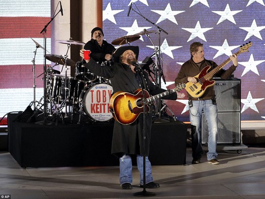 Ca sĩ, nhạc sĩ Toby Keith biểu diễn 2 ca khúc Made In America và Courtesy Of The Red, White And Blue đình đám. Ảnh: AP