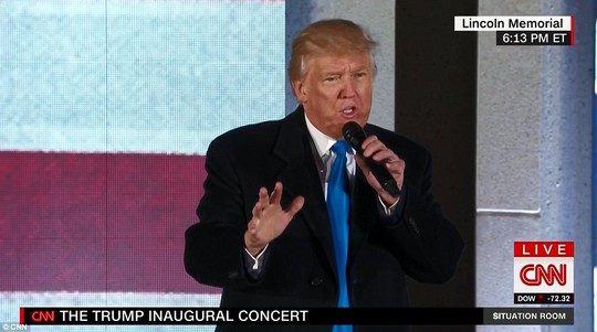 Ông Trump phát biểu trong tiếng reo hò của hàng ngàn người. Ảnh: CNN