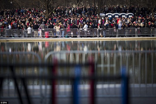 Hàng ngàn người tập trung tại Đài tưởng niệm Lincoln. Ảnh: EPA