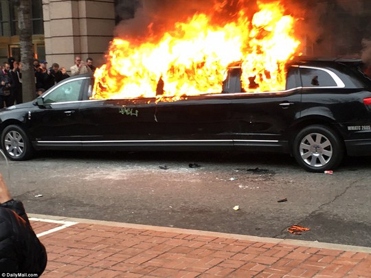
Xe Limousine bị đốt. Ảnh: Daily Mail
