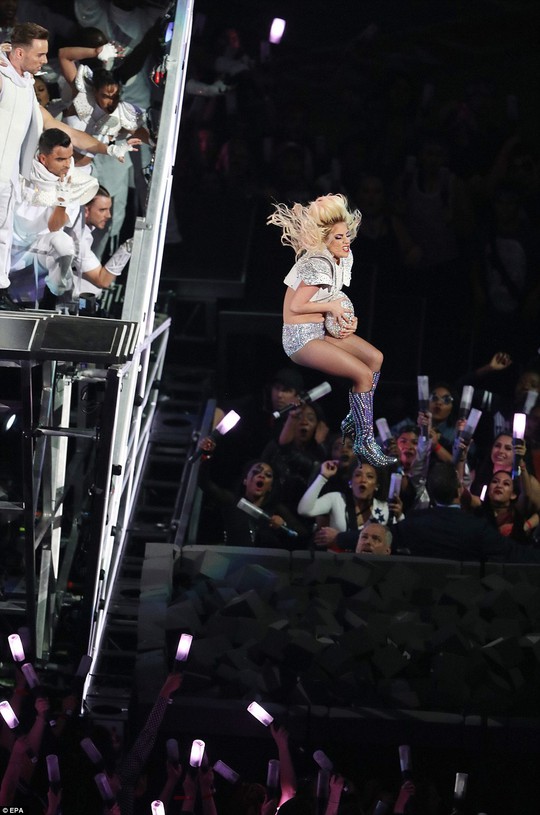 Lady Gaga trình diễn hết mình