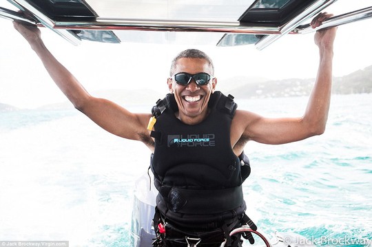 
Ông Obama cười hết cỡ về phía máy ảnh. Ảnh: Jack Brockway
