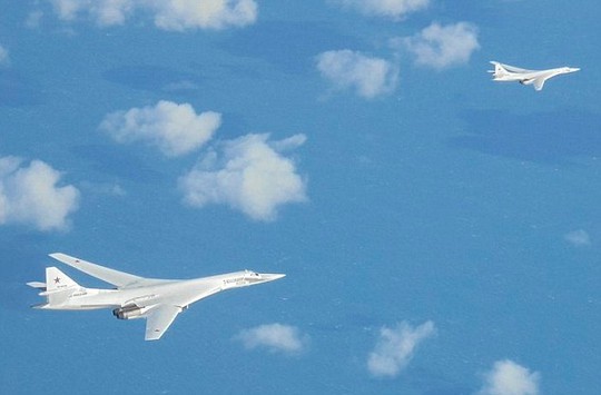 
Hai chiếc TU-160 của Nga xuất hiện gần không phận Anh sáng 9-2. Ảnh: Daily Mail

