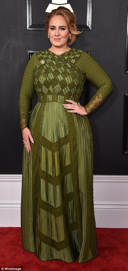 Adele duyên dáng đầm xanh lá