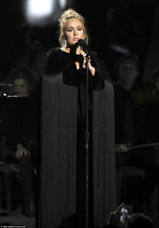 Adele biểu diễn trong lễ trao giải