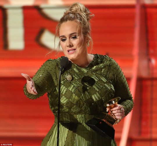 Adele xúc động khi được xướng tên nhận giải