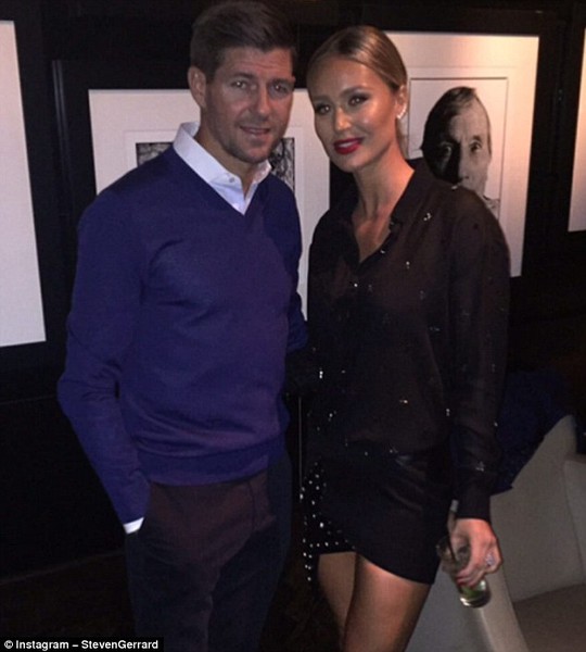 Gerrard đăgn bức ảnh mới nhất với cô vợ Alex