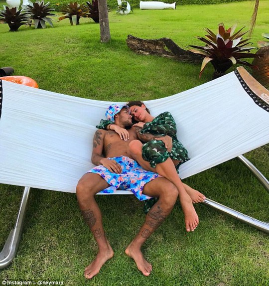 Neymar đăng ảnh thân mật với bạn gái cũ Bruna Marquezine. Đây là bằng chứng nói lên rằng tin đồn anh và Bruna quay trở lại là sự thật