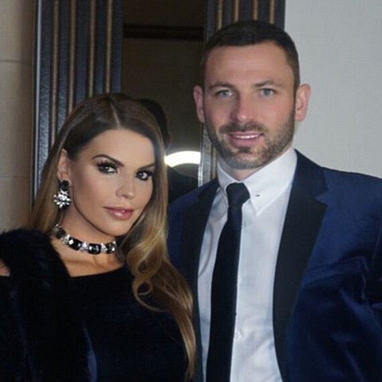 Phil Bardsley (Stoke City) khoe ảnh với vợ