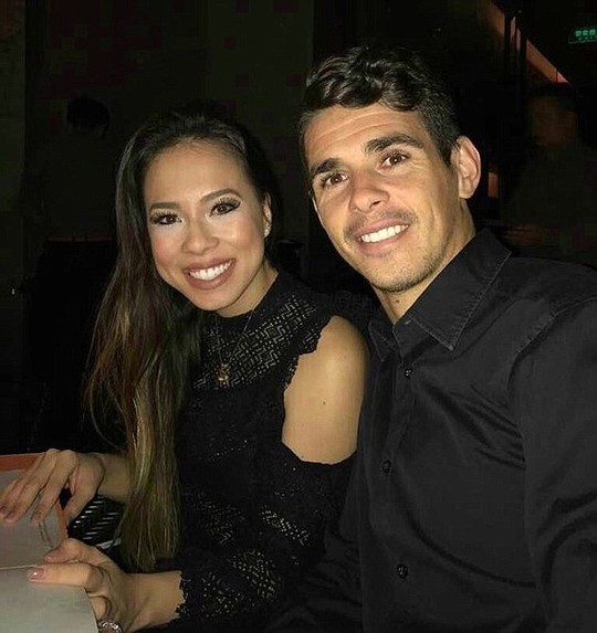 Oscar hạnh phúc bên vợ Ludmila Emboaba