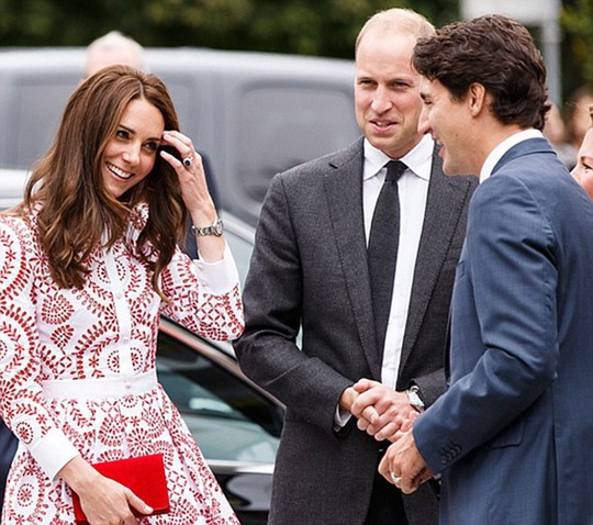 
Công nương Kate trong cuộc gặp gỡ với lãnh đạo Canada điển trai. Ảnh: Daily Mail
