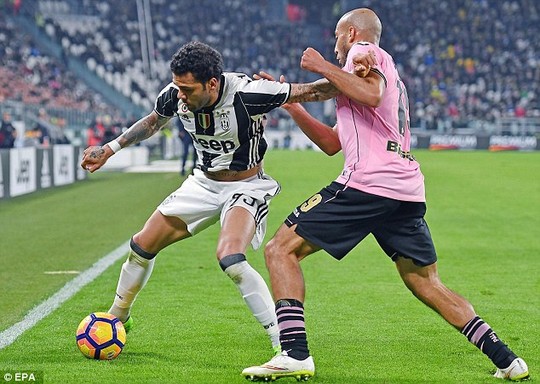 
Alves trong màu áo Juventus mùa này
