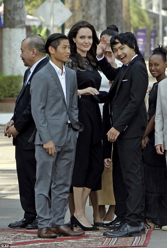 Pax Thiên (bên trái) và mẹ nuôi Angelina cùng anh trai Maddox