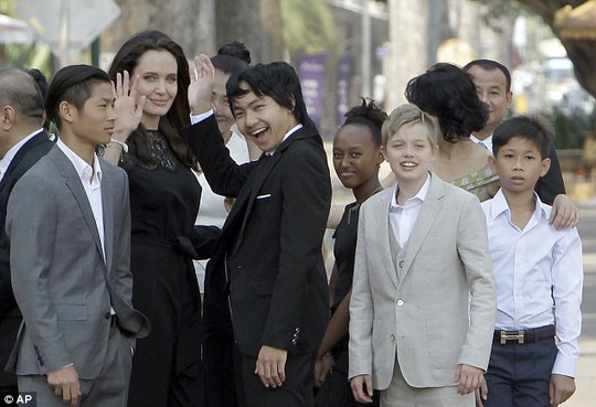 
Angelina Jolie và Maddox (vest đen) cùng các con khác
