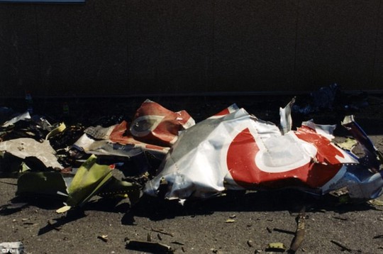 
Mảnh vỡ máy bay Boeing 757 tại hiện trường. Ảnh: FBI

