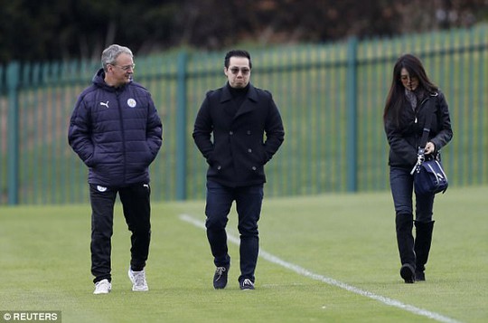 Ông chủ CLB Leicester (giữa) thăm, động viên đội bóng trước trận đấu quan trọng