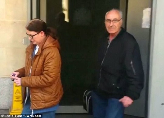 
Bà Julie Tovey và ông Christopher Cross. Ảnh: SWNS
