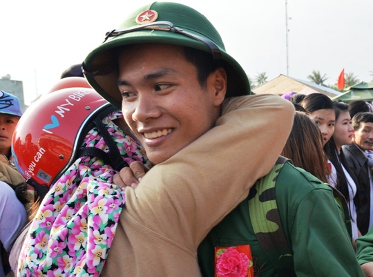 Chia tay người thân lên đường nhập ngũ. Ảnh: Tử Trực