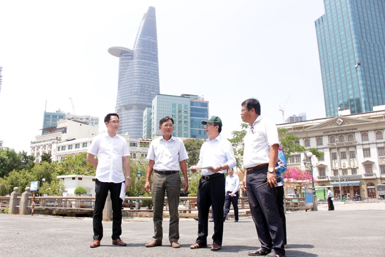 Trưa ngày 15-3, Chủ tịch UBND quận 1 - TP HCM Trần Thế Thuận dẫn đầu đoàn khảo sát để xem xét đề án xây dựng phố hàng rong tại công viên Bạch Đằng.