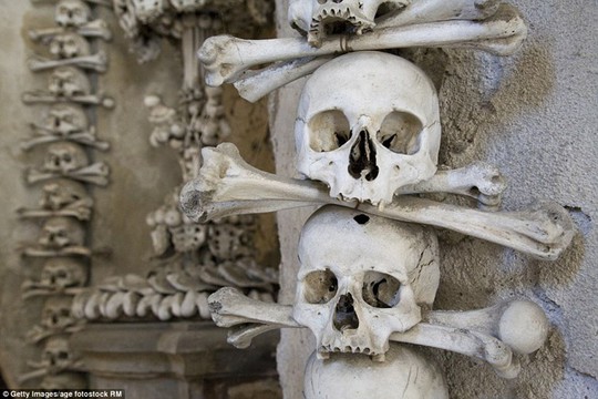 Bên trong nhà thờ trang trí bằng xương người độc nhất thế giới - Ảnh 4.