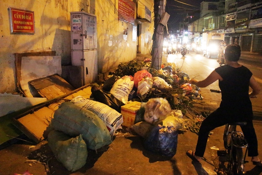
Một người phụ nữ vứt rác bừa bãi trên đường Nguyễn Văn Nghi (quận Gò Vấp, TP HCM) bất chấp biển cấm và ống kính phóng viên ngay bên cạnh.
