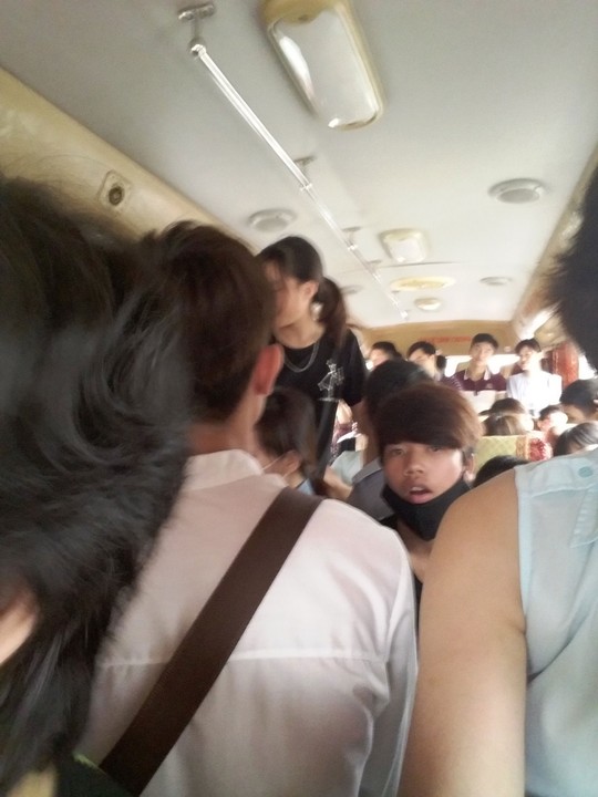 Một chuyến xe Mỹ Đình - Thái Nguyên nhồi nhét khách trong dịp Tết 2016 được hành khách cung cấp cho lãnh đạo Bến xe Mỹ Đình để xử lýẢnh: HOÀNG MAI