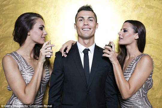 Ronaldo kiếm 27 tỉ đồng chỉ trong 4 giờ - Ảnh 1.