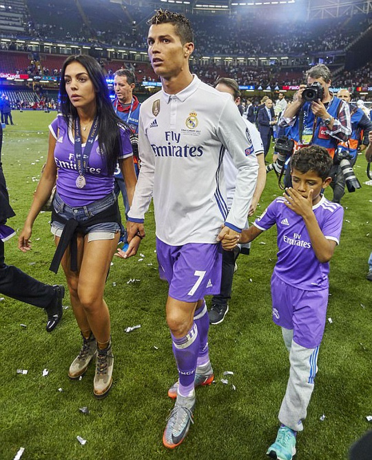 Rộ tin Ronaldo thuê người đẻ cùng lúc 2 đứa con - Ảnh 3.