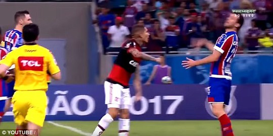 Pha diễn kịch đáng đoạt giải Oscar của cầu thủ Brazil - Ảnh 1. Pha diễn kịch đáng đoạt giải Oscar của cầu thủ Brazil - Ảnh 1.