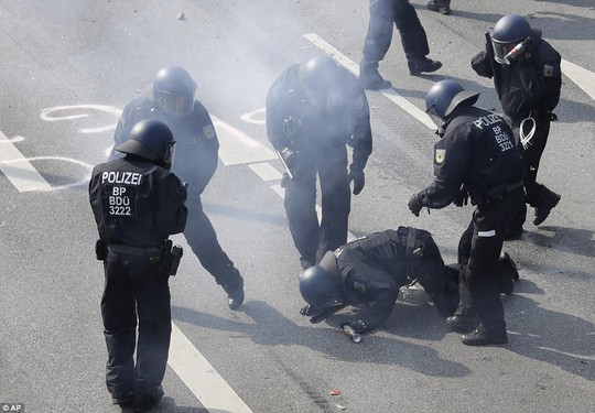 Biểu tình bạo lực phản đối G20, gần 200 cảnh sát bị thương - Ảnh 21.