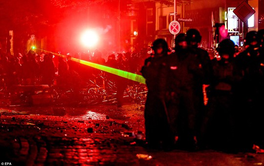 Biểu tình bạo lực phản đối G20, gần 200 cảnh sát bị thương - Ảnh 1.