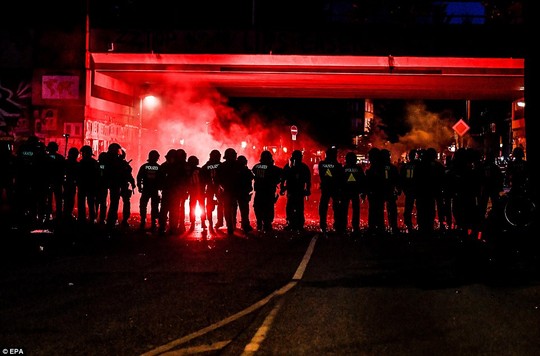 Biểu tình bạo lực phản đối G20, gần 200 cảnh sát bị thương - Ảnh 2.