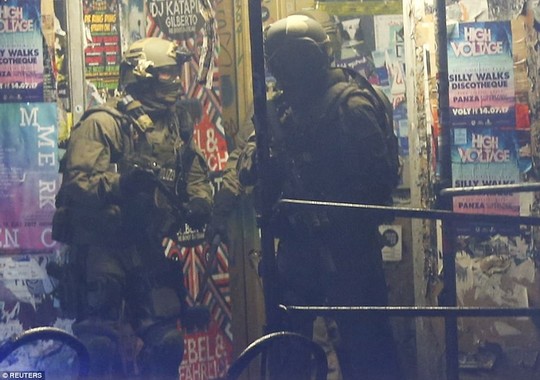 Biểu tình bạo lực phản đối G20, gần 200 cảnh sát bị thương - Ảnh 4.