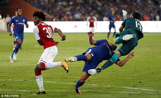 Pedro nhập viện cấp cứu trận Chelsea đại thắng Arsenal - Ảnh 2.