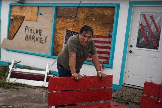 Cận cảnh đổ nát tại bang Texas sau siêu bão Harvey - Ảnh 13.