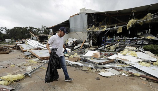 Cận cảnh đổ nát tại bang Texas sau siêu bão Harvey - Ảnh 10.