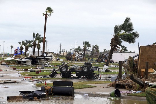 Cận cảnh đổ nát tại bang Texas sau siêu bão Harvey - Ảnh 9.