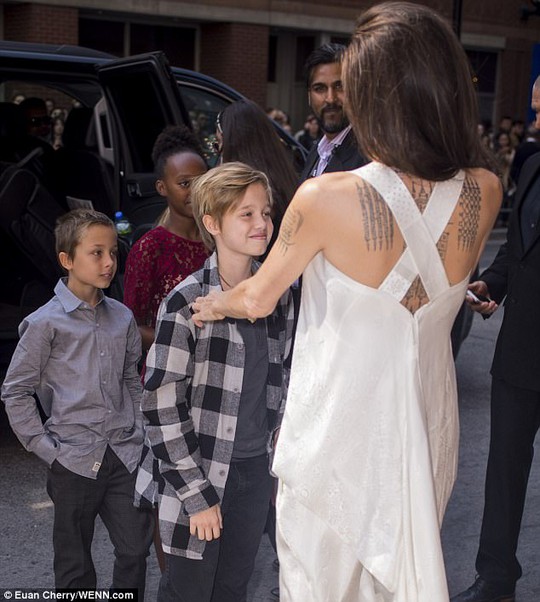 Angelina Jolie rạng ngời cùng các con trên thảm đỏ - Ảnh 8.