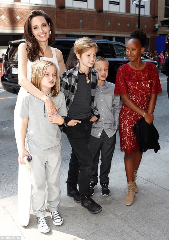 Angelina Jolie rạng ngời cùng các con trên thảm đỏ - Ảnh 4.