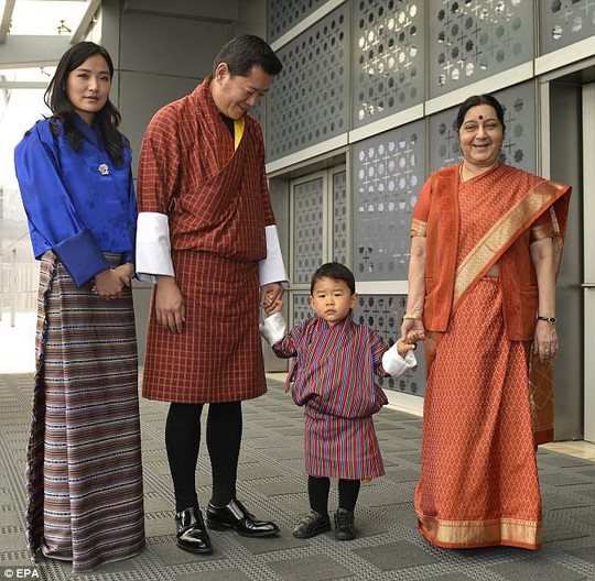 Hoàng tử bé Bhutan lại chinh phục cư dân mạng - Ảnh 3.
