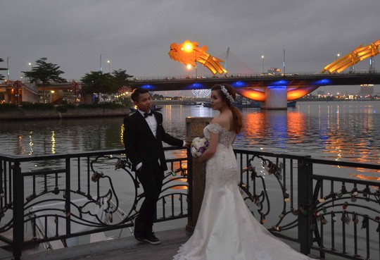 
Từ khi được đưa vào sử dụng, cầu khóa tình yêu cũng trở thành một địa điểm chụp ảnh cưới lãng mạn không kém trên sông Hàn thu hút các đôi uyên ương.
