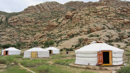 
Tại đây có một khu trại với những chiếc lều đặc trưng được dựng trên thảo nguyên, du khách có thể ở đó để trải nghiệm thực tế cuộc sống du mục như người Mông Cổ cực kỳ hấp dẫn. Ảnh: Fb Tanyoli.
