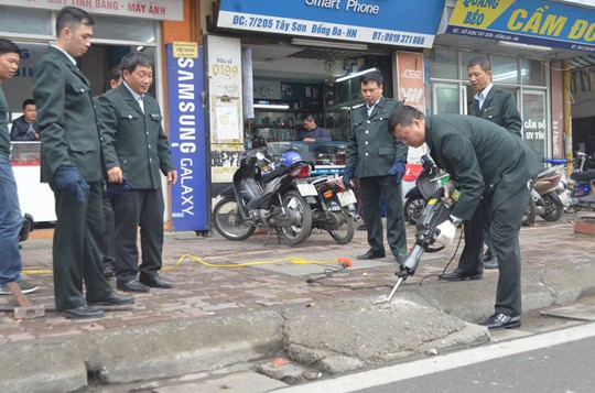 
Dùng máy bắn bê-tông xử lý đường lên xuống lấn chiếm lòng đường
