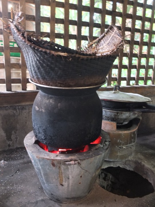 
Người Lào nấu cơm nếp bằng cách hấp cách thủy
